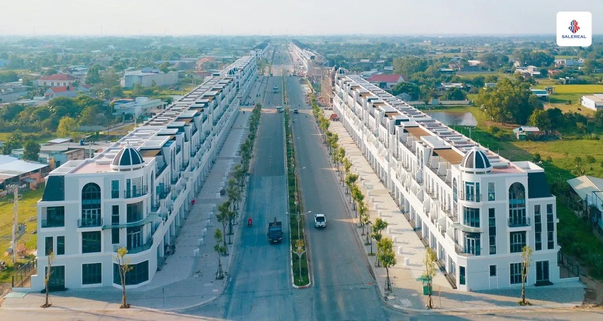 Hình ảnh thực tế khu phố thương mại sầm uất trên đường 3 tháng 2, thị trấn Hậu Nghĩa, gần Vinhomes Green City